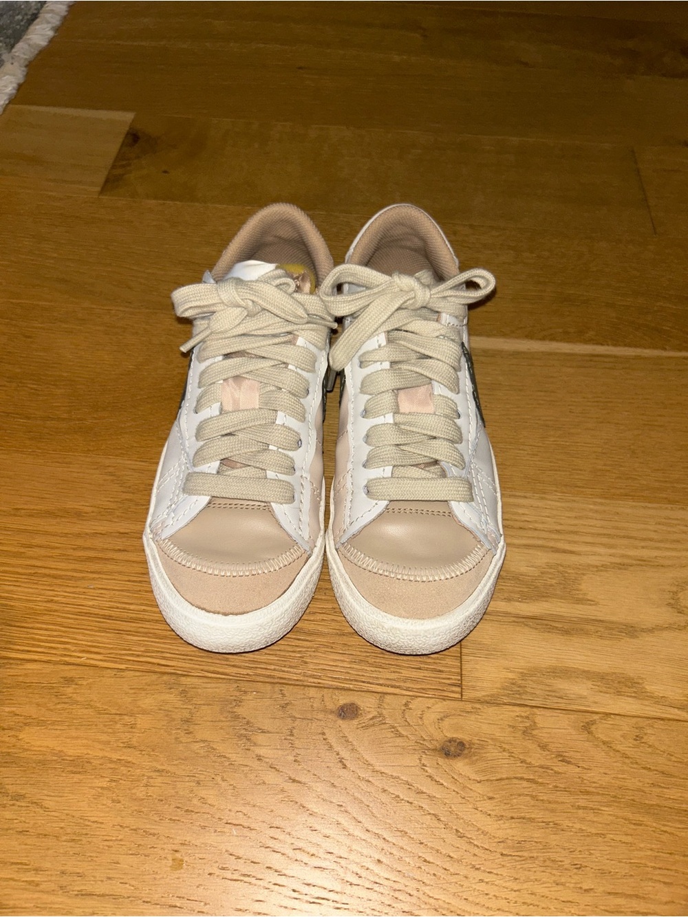 Nike Women's Low-Top Sneakers in Beige/pink and White